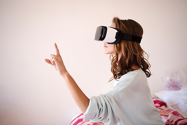 포토 JPG 서양인 우먼라이프 여자 실내 한명 상반신 20대 성인 취미 옆모습 가리킴 스마트 풍선 3D안경 가상현실 성인여자한명만 오큘러스 4차산업 VR기기 국내포토 외국인 1 라이프스타일 산업 안경 뷰포인트 컨셉 사람 손짓 청년 내부 기계 여자한명만 성인여자만 파일형식