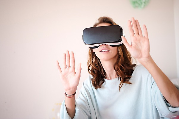 포토 JPG 서양인 우먼라이프 여자 실내 한명 손짓 상반신 20대 성인 취미 앞모습 스마트 3D안경 가상현실 성인여자한명만 오큘러스 4차산업 VR기기 국내포토 외국인 1 라이프스타일 산업 안경 뷰포인트 컨셉 모션 사람 청년 내부 기계 여자한명만 성인여자만 파일형식