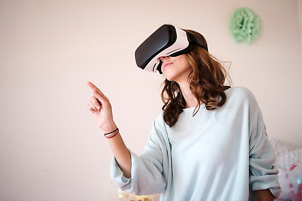 포토 JPG 서양인 우먼라이프 여자 실내 한명 상반신 20대 성인 취미 앞모습 가리킴 스마트 3D안경 가상현실 성인여자한명만 오큘러스 4차산업 VR기기 국내포토 외국인 1 라이프스타일 산업 안경 뷰포인트 컨셉 사람 손짓 청년 내부 기계 여자한명만 성인여자만 파일형식