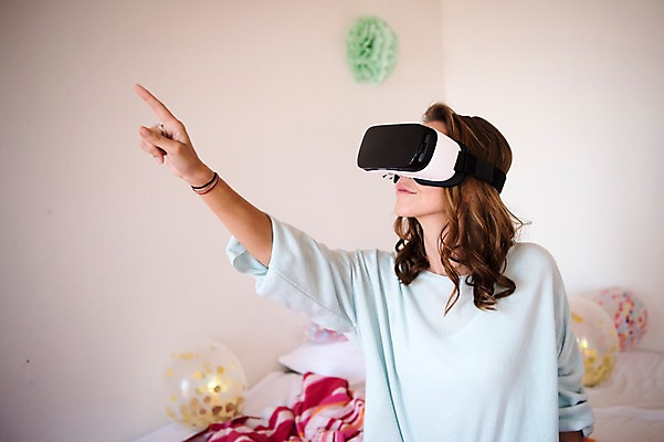 포토 JPG 서양인 우먼라이프 여자 실내 한명 상반신 20대 성인 취미 앞모습 가리킴 스마트 풍선 3D안경 가상현실 성인여자한명만 오큘러스 4차산업 VR기기 국내포토 외국인 1 라이프스타일 산업 안경 뷰포인트 컨셉 사람 손짓 청년 내부 기계 여자한명만 성인여자만 파일형식