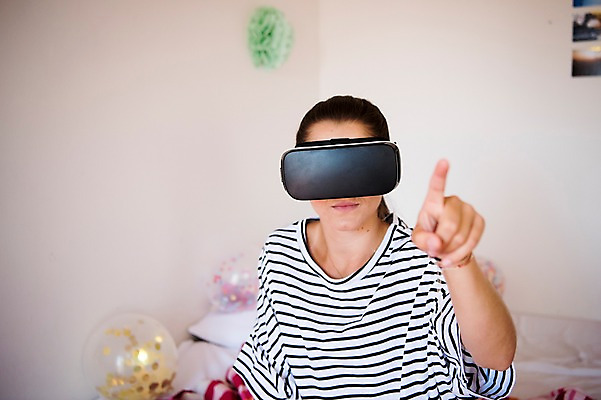 포토 JPG 서양인 우먼라이프 여자 실내 한명 상반신 20대 성인 취미 앞모습 가리킴 스마트 풍선 3D안경 가상현실 성인여자한명만 오큘러스 4차산업 VR기기 국내포토 외국인 1 라이프스타일 산업 안경 뷰포인트 컨셉 사람 손짓 청년 내부 기계 여자한명만 성인여자만 파일형식