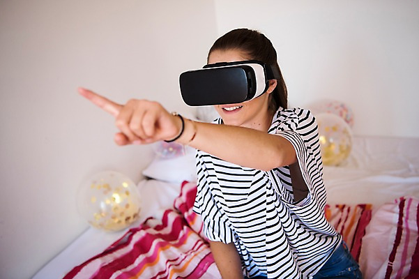 포토 JPG 서양인 우먼라이프 여자 실내 한명 웃음 상반신 20대 성인 취미 앞모습 가리킴 스마트 풍선 3D안경 가상현실 성인여자한명만 오큘러스 4차산업 VR기기 국내포토 외국인 1 라이프스타일 산업 안경 뷰포인트 컨셉 표정 사람 손짓 청년 내부 기계 여자한명만 성인여자만 파일형식