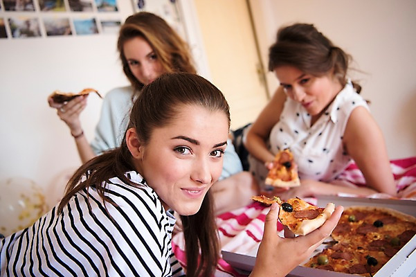 포토 JPG 서양인 우먼라이프 여자 음식 엎드리기 피자 실내 웃음 상반신 20대 성인 앞모습 옆모습 아웃포커스 세명 친구 성인여자만 국내포토 외국인 라이프스타일 뷰포인트 관계 모션 패스트푸드 서양음식 촬영기법 표정 사람 청년 내부 여자만 성인만 파일형식