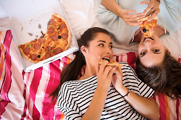 포토 JPG 서양인 우먼라이프 여자 음식 피자 실내 웃음 상반신 20대 성인 두명 앞모습 친구 하이앵글 눕기 먹기 성인여자만 맛있는 국내포토 외국인 라이프스타일 뷰포인트 관계 모션 패스트푸드 서양음식 표정 사람 청년 내부 여자만 성인만 파일형식