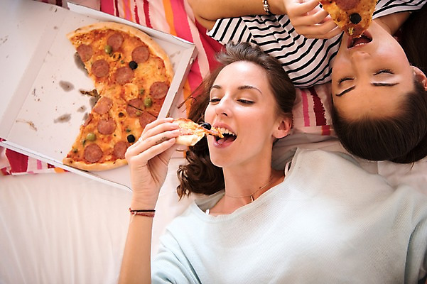 포토 JPG 서양인 우먼라이프 여자 음식 피자 실내 웃음 상반신 20대 성인 두명 앞모습 친구 하이앵글 눕기 먹기 성인여자만 맛있는 국내포토 외국인 라이프스타일 뷰포인트 관계 모션 패스트푸드 서양음식 표정 사람 청년 내부 여자만 성인만 파일형식