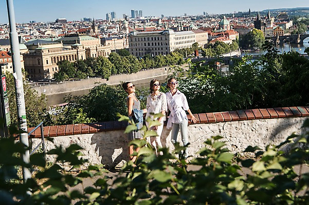 포토 JPG 주간 전신 서양인 우먼라이프 여자 여행 하늘 서기 20대 성인 야외 앞모습 세명 친구 선글라스 도시 프라하 성인여자만 국내포토 자연요소 외국인 라이프스타일 안경 뷰포인트 관계 모션 사람 청년 체코 여자만 성인만 파일형식