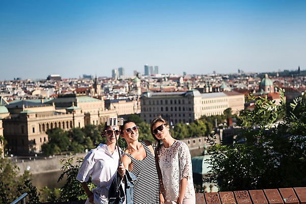 포토 JPG 주간 서양인 우먼라이프 여자 여행 하늘 웃음 상반신 20대 성인 야외 앞모습 세명 친구 선글라스 도시 셀프카메라 프라하 셀카봉 성인여자만 국내포토 자연요소 외국인 라이프스타일 안경 뷰포인트 관계 표정 사람 청년 사진촬영 체코 여자만 성인만 파일형식