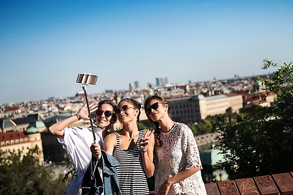 포토 JPG 주간 서양인 우먼라이프 여자 여행 하늘 웃음 상반신 20대 성인 야외 앞모습 세명 친구 선글라스 도시 셀프카메라 브이 프라하 셀카봉 성인여자만 국내포토 자연요소 외국인 라이프스타일 안경 뷰포인트 관계 표정 사람 손짓 청년 사진촬영 체코 여자만 성인만 파일형식