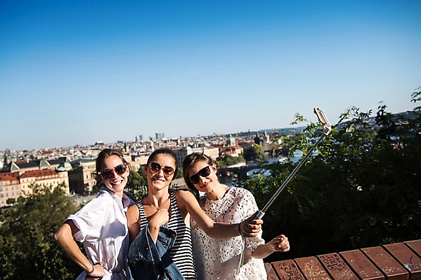 포토 JPG 주간 서양인 우먼라이프 여자 여행 하늘 웃음 상반신 20대 성인 야외 앞모습 세명 친구 선글라스 도시 셀프카메라 프라하 셀카봉 성인여자만 국내포토 자연요소 외국인 라이프스타일 안경 뷰포인트 관계 표정 사람 청년 사진촬영 체코 여자만 성인만 파일형식