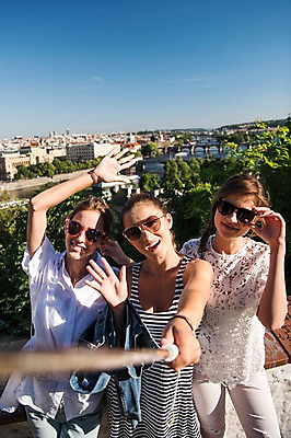 포토 JPG 주간 서양인 우먼라이프 여자 여행 하늘 웃음 상반신 20대 성인 야외 앞모습 세명 친구 선글라스 도시 셀프카메라 프라하 셀카봉 성인여자만 국내포토 자연요소 외국인 라이프스타일 안경 뷰포인트 관계 표정 사람 청년 사진촬영 체코 여자만 성인만 파일형식