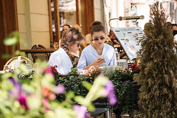 포토 JPG 주간 서양인 우먼라이프 여자 여행 탁자 여러명 상반신 20대 성인 야외 앞모습 옆모습 아웃포커스 친구 스마트폰 선글라스 식당 프라하 성인여자만 국내포토 자연요소 외국인 라이프스타일 안경 뷰포인트 가구 다수 관계 촬영기법 사람 청년 핸드폰 스마트기기 상점 체코 여자만 성인만 파일형식