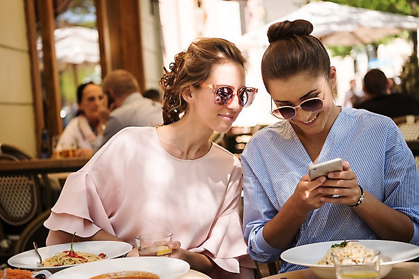포토 JPG 주간 서양인 우먼라이프 접시 여자 음식 여행 탁자 파스타 웃음 여러명 상반신 20대 성인 야외 앞모습 아웃포커스 친구 스마트폰 선글라스 식당 프라하 성인여자만 국내포토 자연요소 외국인 라이프스타일 식기 안경 뷰포인트 가구 다수 관계 서양음식 촬영기법 표정 사람 청년 핸드폰 스마트기기 상점 체코 여자만 성인만 파일형식
