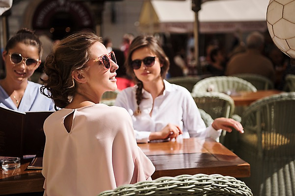 포토 JPG 주간 서양인 우먼라이프 여자 여행 탁자 여러명 상반신 20대 성인 야외 뒷모습 아웃포커스 친구 선글라스 식당 메뉴판 프라하 성인여자만 국내포토 자연요소 외국인 라이프스타일 안경 뷰포인트 가구 다수 관계 촬영기법 사람 청년 상점 체코 여자만 성인만 파일형식