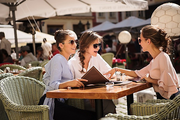 포토 JPG 주간 서양인 우먼라이프 여자 여행 탁자 웃음 여러명 상반신 20대 성인 야외 옆모습 친구 선글라스 식당 메뉴판 프라하 성인여자만 국내포토 자연요소 외국인 라이프스타일 안경 뷰포인트 가구 다수 관계 표정 사람 청년 상점 체코 여자만 성인만 파일형식
