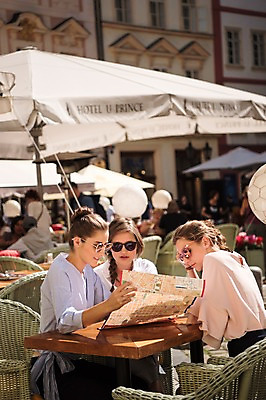 포토 JPG 주간 서양인 우먼라이프 여자 여행 탁자 여러명 상반신 20대 성인 야외 옆모습 친구 선글라스 식당 여행지도 프라하 성인여자만 국내포토 자연요소 외국인 라이프스타일 안경 뷰포인트 가구 다수 지도 관계 사람 청년 상점 체코 여자만 성인만 파일형식