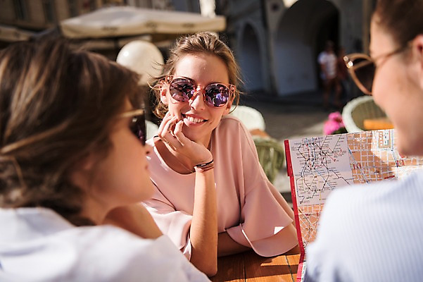 포토 JPG 주간 서양인 우먼라이프 여자 여행 웃음 상반신 20대 성인 야외 뒷모습 아웃포커스 세명 친구 선글라스 식당 턱괴기 여행지도 프라하 성인여자만 국내포토 자연요소 외국인 라이프스타일 안경 뷰포인트 지도 관계 모션 촬영기법 표정 사람 청년 상점 체코 여자만 성인만 파일형식
