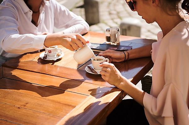 포토 JPG 주간 서양인 우먼라이프 여자 커피 탁자 상반신 20대 성인 야외 두명 옆모습 친구 카페 붓기 커피잔 프라하 프림 성인여자만 국내포토 자연요소 외국인 라이프스타일 음료 뷰포인트 가구 관계 모션 잔 사람 청년 상점 체코 여자만 성인만 파일형식