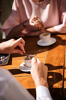포토 JPG 주간 서양인 우먼라이프 손 여자 커피 탁자 상반신 20대 성인 야외 두명 아웃포커스 신체부위 친구 카페 커피잔 티스푼 설탕 프라하 성인여자만 국내포토 자연요소 외국인 라이프스타일 음료 가구 관계 잔 촬영기법 사람 청년 상점 숟가락 체코 여자만 성인만 파일형식
