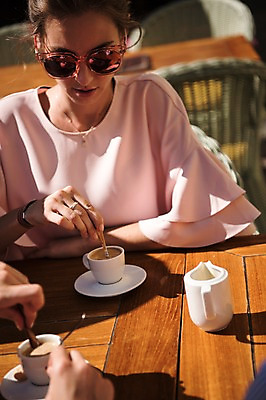 포토 JPG 주간 서양인 우먼라이프 손 여자 커피 탁자 상반신 20대 성인 야외 두명 앞모습 아웃포커스 친구 선글라스 카페 커피잔 티스푼 프라하 성인여자만 국내포토 자연요소 외국인 라이프스타일 안경 음료 뷰포인트 가구 관계 잔 촬영기법 사람 청년 신체부위 상점 숟가락 체코 여자만 성인만 파일형식