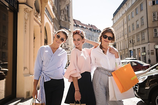 포토 JPG 주간 서양인 우먼라이프 여자 자동차 웃음 상반신 20대 성인 야외 앞모습 옆모습 세명 친구 쇼핑 선글라스 쇼핑백 상점 프라하 성인여자만 국내포토 자연요소 외국인 라이프스타일 안경 육상교통 뷰포인트 가방 관계 표정 사람 청년 체코 여자만 성인만 파일형식