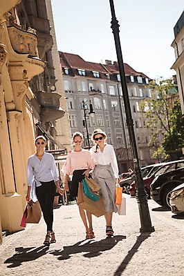 포토 JPG 주간 전신 서양인 우먼라이프 여자 자동차 웃음 20대 성인 야외 앞모습 세명 친구 쇼핑 선글라스 쇼핑백 걷기 상점 프라하 성인여자만 국내포토 자연요소 외국인 라이프스타일 안경 육상교통 뷰포인트 가방 관계 모션 표정 사람 청년 체코 여자만 성인만 파일형식
