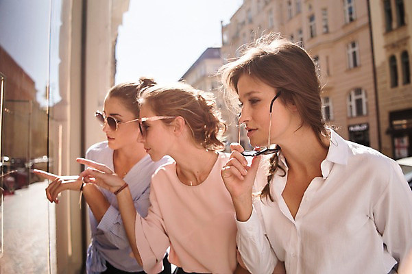 포토 JPG 주간 서양인 우먼라이프 여자 상반신 20대 성인 야외 옆모습 아웃포커스 세명 친구 쇼핑 선글라스 상점 가리킴 쇼윈도 구경 프라하 성인여자만 국내포토 자연요소 외국인 라이프스타일 안경 뷰포인트 관계 촬영기법 사람 손짓 청년 전시 체코 여자만 성인만 파일형식