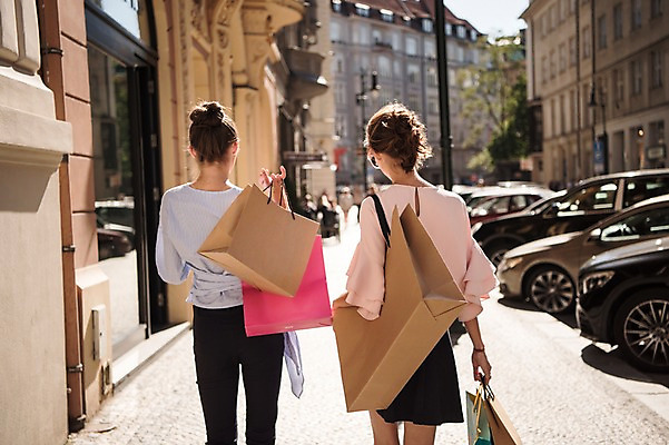 포토 JPG 주간 서양인 우먼라이프 여자 자동차 상반신 20대 성인 야외 두명 뒷모습 아웃포커스 친구 쇼핑 쇼핑백 상점 프라하 성인여자만 국내포토 자연요소 외국인 라이프스타일 육상교통 뷰포인트 가방 관계 촬영기법 사람 청년 체코 여자만 성인만 파일형식