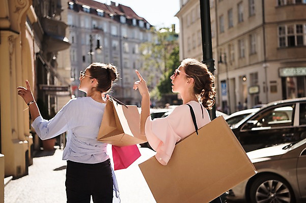 포토 JPG 주간 서양인 우먼라이프 응시 여자 자동차 상반신 20대 성인 야외 두명 뒷모습 아웃포커스 친구 쇼핑 선글라스 쇼핑백 상점 가리킴 프라하 성인여자만 국내포토 자연요소 외국인 라이프스타일 시선 안경 육상교통 뷰포인트 가방 관계 촬영기법 사람 손짓 청년 체코 여자만 성인만 파일형식