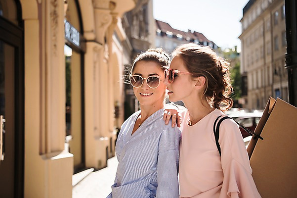 포토 JPG 주간 서양인 우먼라이프 여자 웃음 상반신 20대 성인 야외 두명 옆모습 아웃포커스 친구 쇼핑 선글라스 쇼핑백 상점 프라하 성인여자만 국내포토 자연요소 외국인 라이프스타일 안경 뷰포인트 가방 관계 촬영기법 표정 사람 청년 체코 여자만 성인만 파일형식