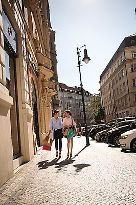 포토 JPG 주간 전신 서양인 우먼라이프 여자 자동차 20대 성인 야외 앞모습 세명 친구 쇼핑 선글라스 쇼핑백 마주보기 걷기 상점 프라하 성인여자만 국내포토 자연요소 외국인 라이프스타일 안경 육상교통 뷰포인트 가방 관계 모션 사람 청년 체코 여자만 성인만 파일형식