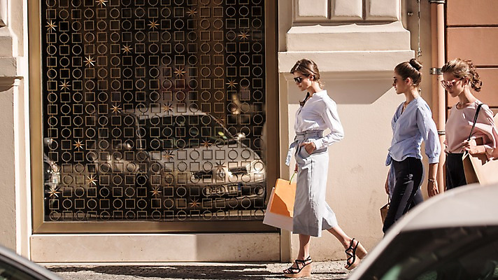 포토 JPG 주간 서양인 우먼라이프 여자 자동차 상반신 20대 성인 야외 옆모습 세명 친구 쇼핑 선글라스 쇼핑백 걷기 상점 프라하 성인여자만 국내포토 자연요소 외국인 라이프스타일 안경 육상교통 뷰포인트 가방 관계 모션 사람 청년 체코 여자만 성인만 파일형식