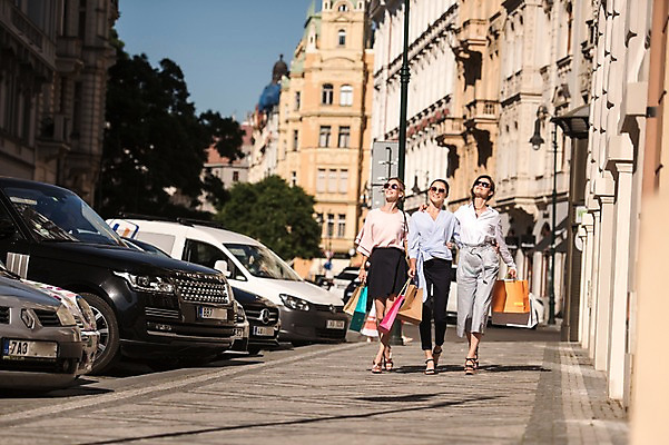 포토 JPG 주간 전신 서양인 우먼라이프 여자 자동차 20대 성인 야외 앞모습 세명 친구 쇼핑 선글라스 쇼핑백 걷기 상점 프라하 성인여자만 국내포토 자연요소 외국인 라이프스타일 안경 육상교통 뷰포인트 가방 관계 모션 사람 청년 체코 여자만 성인만 파일형식