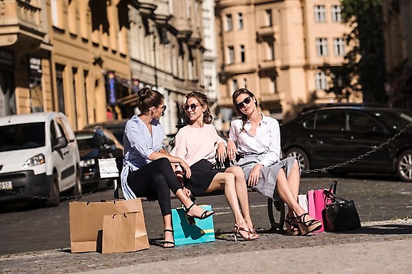 포토 JPG 주간 전신 서양인 우먼라이프 여자 벤치 자동차 앉기 20대 성인 야외 앞모습 아웃포커스 세명 친구 쇼핑 선글라스 쇼핑백 상점 프라하 성인여자만 국내포토 자연요소 외국인 라이프스타일 안경 육상교통 뷰포인트 의자 가방 관계 모션 촬영기법 사람 청년 체코 여자만 성인만 파일형식