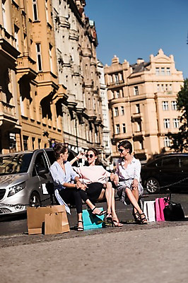 포토 JPG 주간 전신 서양인 우먼라이프 여자 벤치 자동차 앉기 20대 성인 야외 앞모습 세명 친구 쇼핑 선글라스 쇼핑백 상점 프라하 성인여자만 국내포토 자연요소 외국인 라이프스타일 안경 육상교통 뷰포인트 의자 가방 관계 모션 사람 청년 체코 여자만 성인만 파일형식