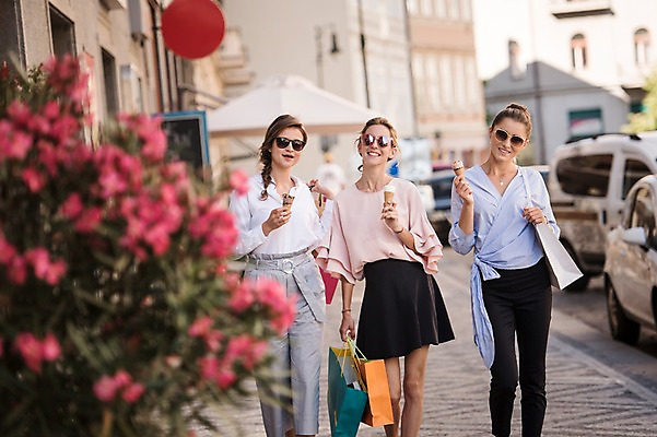 포토 JPG 주간 서양인 우먼라이프 여자 꽃 음식 자동차 웃음 상반신 20대 성인 야외 앞모습 아웃포커스 세명 친구 쇼핑 선글라스 쇼핑백 걷기 상점 프라하 아이스크림콘 성인여자만 국내포토 자연요소 외국인 식물 라이프스타일 안경 육상교통 뷰포인트 가방 관계 모션 촬영기법 표정 사람 청년 콘 체코 여자만 성인만 파일형식