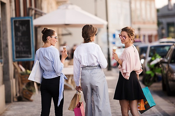 포토 JPG 주간 서양인 우먼라이프 여자 음식 자동차 상반신 20대 성인 야외 뒷모습 아웃포커스 세명 친구 쇼핑 선글라스 쇼핑백 걷기 상점 뒤돌아보기 프라하 아이스크림콘 성인여자만 국내포토 자연요소 외국인 라이프스타일 안경 육상교통 뷰포인트 가방 관계 모션 촬영기법 사람 청년 콘 체코 여자만 성인만 파일형식
