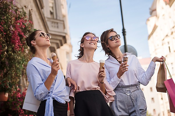 포토 JPG 주간 서양인 우먼라이프 여자 음식 웃음 상반신 20대 성인 야외 앞모습 세명 친구 쇼핑 선글라스 쇼핑백 올려보기 프라하 아이스크림콘 성인여자만 국내포토 자연요소 외국인 라이프스타일 안경 뷰포인트 가방 관계 모션 표정 사람 청년 콘 체코 여자만 성인만 파일형식