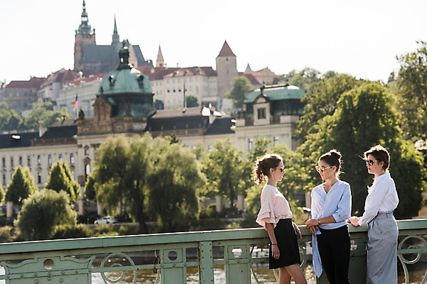 포토 JPG 주간 서양인 우먼라이프 여자 여행 난간 서기 상반신 20대 성인 야외 옆모습 아웃포커스 세명 친구 강 선글라스 마주보기 프라하 성인여자만 국내포토 자연요소 외국인 라이프스타일 안경 뷰포인트 관계 모션 촬영기법 사람 청년 체코 여자만 성인만 파일형식