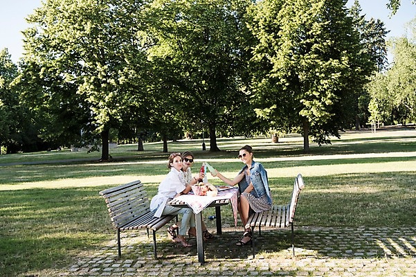 포토 JPG 주간 전신 서양인 나무 우먼라이프 공원 여자 음료 벤치 탁자 앉기 20대 성인 야외 옆모습 세명 친구 소풍 건배 프라하 성인여자만 국내포토 자연요소 외국인 식물 라이프스타일 공공시설 뷰포인트 가구 의자 관계 모션 사람 청년 야외활동 체코 여자만 성인만 파일형식