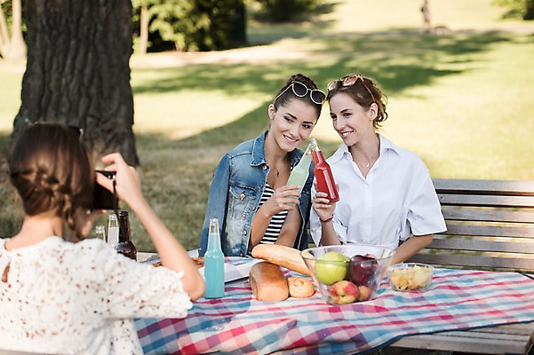 포토 JPG 주간 서양인 우먼라이프 공원 여자 음료 음식 빵 벤치 탁자 웃음 상반신 20대 성인 야외 뒷모습 세명 친구 선글라스 소풍 카메라 사진촬영 식탁보 사과 프라하 음료수병 성인여자만 국내포토 자연요소 외국인 라이프스타일 공공시설 안경 뷰포인트 가구 의자 과일 관계 표정 사람 청년 전자제품 야외활동 촬영 체코 병_담는 여자만 성인만 파일형식