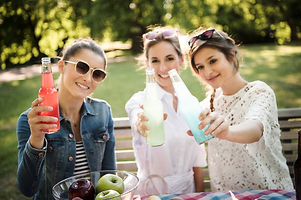 포토 JPG 주간 서양인 우먼라이프 공원 여자 음료 음식 벤치 웃음 상반신 20대 성인 야외 앞모습 아웃포커스 세명 친구 선글라스 소풍 사과 프라하 음료수병 성인여자만 국내포토 자연요소 외국인 라이프스타일 공공시설 안경 뷰포인트 의자 과일 관계 촬영기법 표정 사람 청년 야외활동 체코 병_담는 여자만 성인만 파일형식