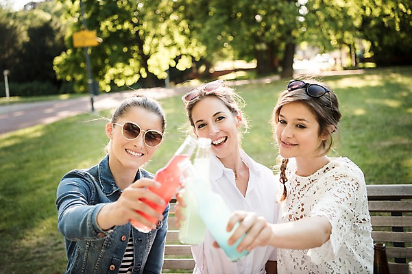 포토 JPG 주간 서양인 우먼라이프 공원 여자 음료 음식 벤치 웃음 상반신 20대 성인 야외 앞모습 세명 친구 선글라스 소풍 건배 프라하 음료수병 성인여자만 국내포토 자연요소 외국인 라이프스타일 공공시설 안경 뷰포인트 의자 관계 표정 사람 청년 야외활동 체코 병_담는 여자만 성인만 파일형식