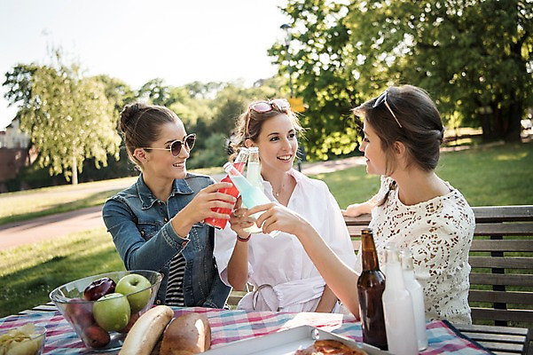 포토 JPG 주간 서양인 우먼라이프 공원 여자 음료 음식 빵 벤치 탁자 웃음 상반신 20대 성인 야외 앞모습 옆모습 세명 친구 소풍 식탁보 사과 건배 프라하 음료수병 성인여자만 국내포토 자연요소 외국인 라이프스타일 공공시설 뷰포인트 가구 의자 과일 관계 표정 사람 청년 야외활동 체코 병_담는 여자만 성인만 파일형식
