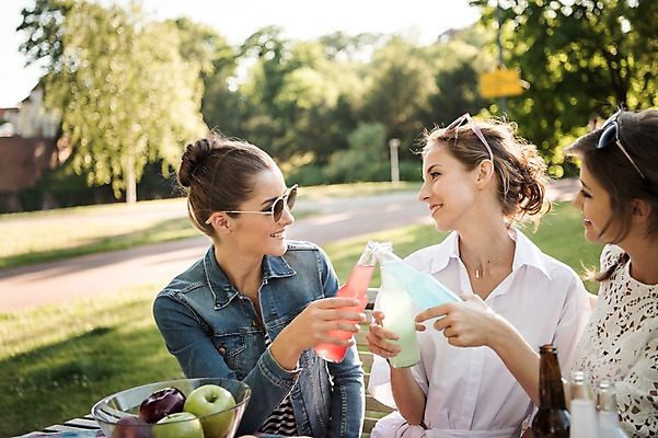 포토 JPG 주간 서양인 우먼라이프 공원 여자 음료 음식 웃음 상반신 20대 성인 야외 앞모습 세명 친구 소풍 사과 건배 프라하 음료수병 성인여자만 국내포토 자연요소 외국인 라이프스타일 공공시설 뷰포인트 과일 관계 표정 사람 청년 야외활동 체코 병_담는 여자만 성인만 파일형식