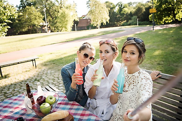 포토 JPG 주간 서양인 우먼라이프 공원 여자 음료 음식 빵 벤치 탁자 웃음 상반신 20대 성인 야외 앞모습 세명 친구 소풍 마시기 식탁보 사과 프라하 음료수병 성인여자만 국내포토 자연요소 외국인 라이프스타일 공공시설 뷰포인트 가구 의자 과일 관계 모션 표정 사람 청년 야외활동 체코 병_담는 여자만 성인만 파일형식