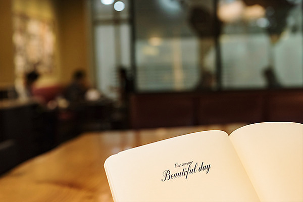 PSD 편집이미지 실루엣 캘리그라피 탁자 여러명 글자캘리그라피 아웃포커스 책 카페 목업 이미지편집 가구 다수 촬영기법 사람 상점 파일형식