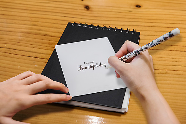 PSD 나무 편집이미지 손 캘리그라피 탁자 들기 글자캘리그라피 목재 신체부위 펜 공책 카페 양손 목업 이미지편집 식물 가구 재료 모션 문구용품 사람 필기구 상점 파일형식