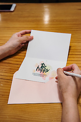 PSD 편집이미지 손 캘리그라피 편지봉투 들기 글자캘리그라피 신체부위 스마트폰 펜 카페 양손 편지 목업 이미지편집 모션 봉투 사람 핸드폰 스마트기기 필기구 상점 파일형식