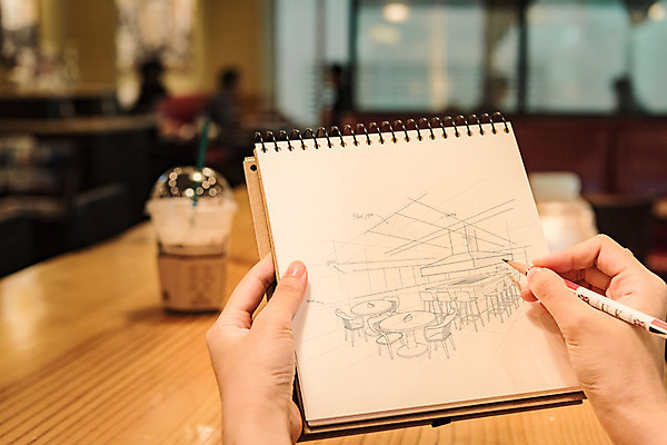 PSD 편집이미지 손 커피 들기 아웃포커스 신체부위 연필 공책 카페 양손 스케치 그림 드로잉 목업 이미지편집 음료 모션 문구용품 학용품 촬영기법 미술 사람 필기구 상점 파일형식