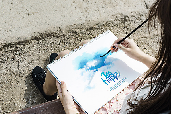 전신 PSD 구름 편집이미지 손 여자 캘리그라피 하늘 수채화 한명 들기 성인 옆모습 양손 스케치북 드로잉 목업 성인여자한명만 이미지편집 자연요소 1 뷰포인트 모션 학용품 미술 사람 신체부위 여자한명만 성인여자만 파일형식